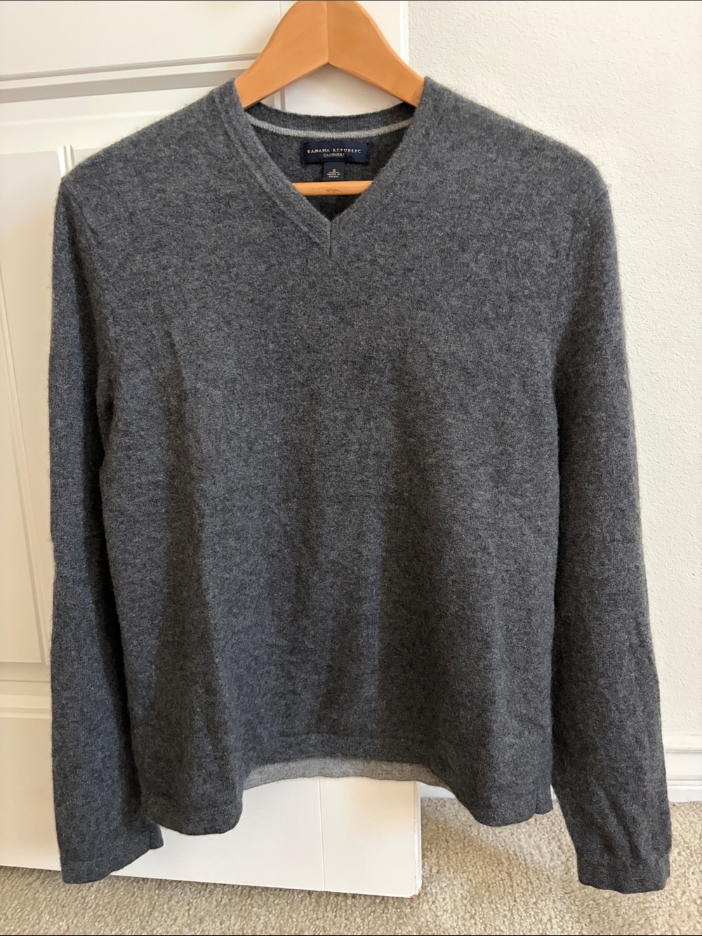 Banana Republic Men's Charcoal Gray V-Neck Sweater 100% cashmere Size Small